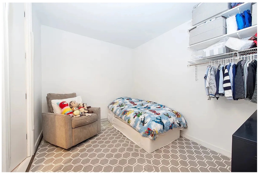 133 W 22nd St - Photo 5