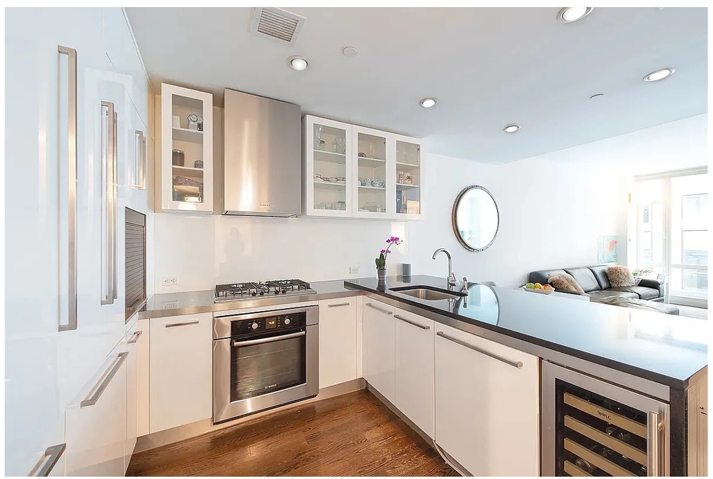 133 W 22nd St - Photo 2