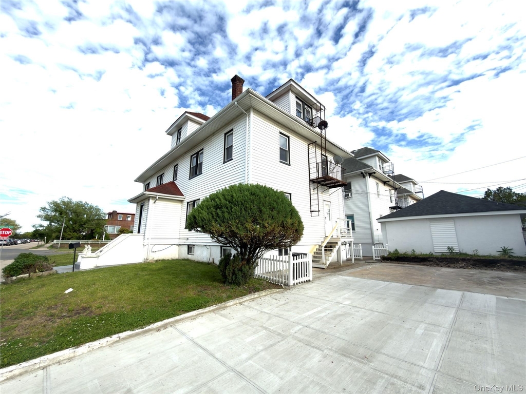 517 Laurelton Blvd - Photo 4