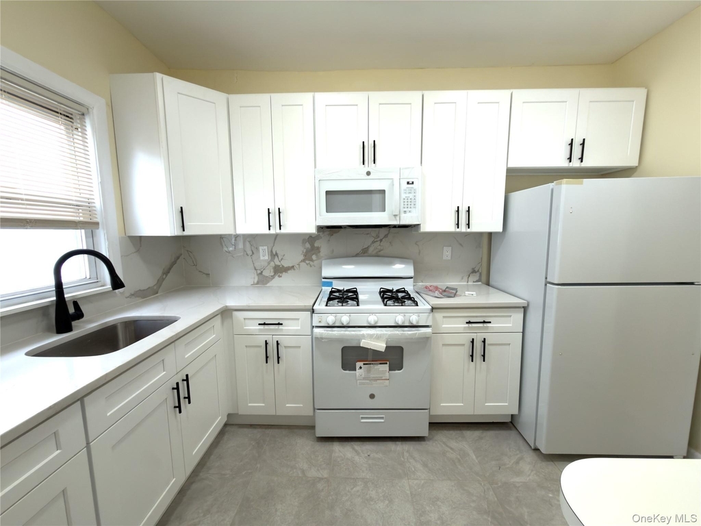 517 Laurelton Blvd - Photo 11