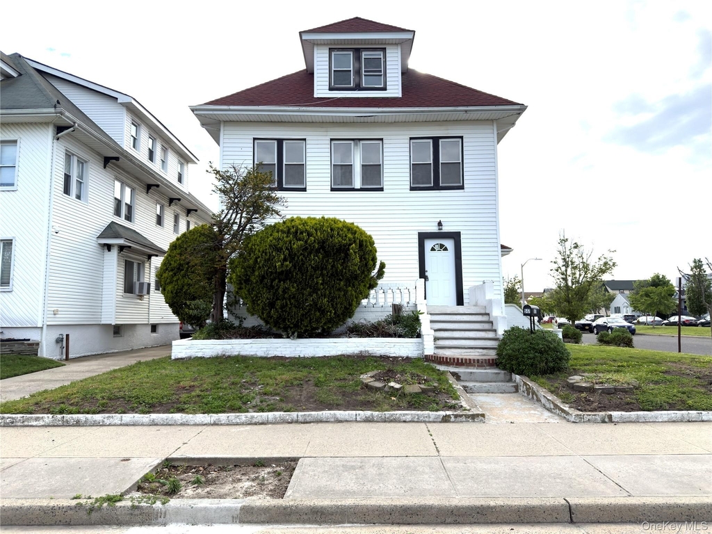517 Laurelton Blvd - Photo 1