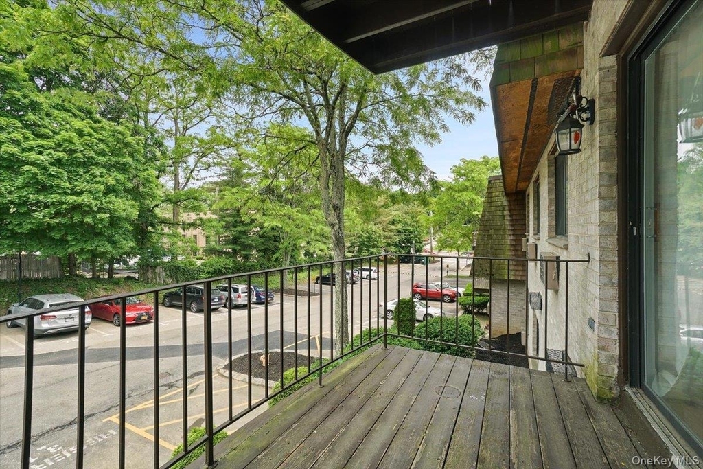 555 Central Park Avenue - Photo 2