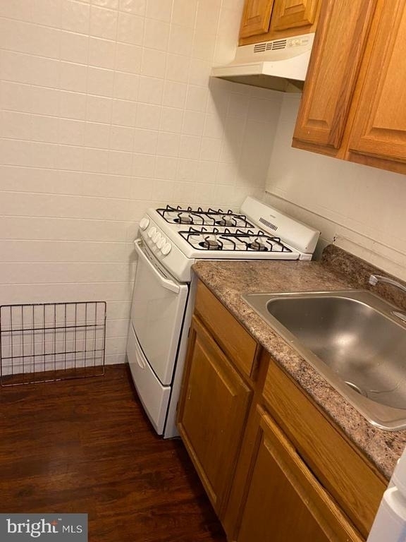 420 W Ruscomb Street - Photo 3