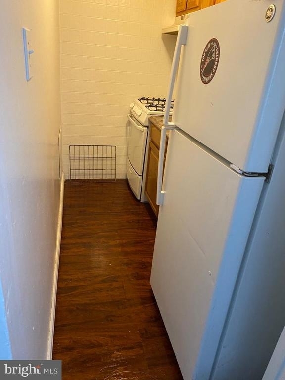 420 W Ruscomb Street - Photo 2