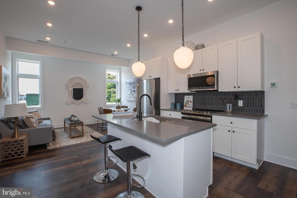 2940 W Thompson Street - Photo 1