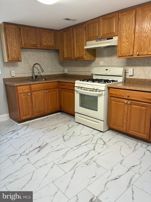 2228 Kennedy Street - Photo 2