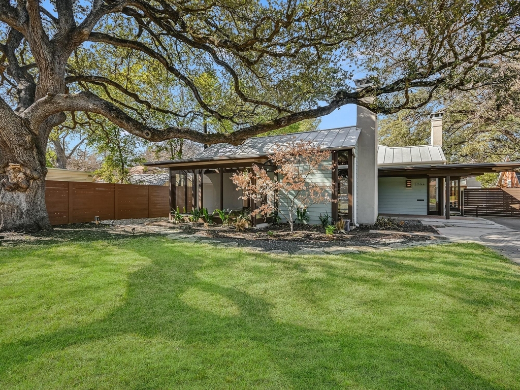 2704 Oakhurst Ave - Photo 0