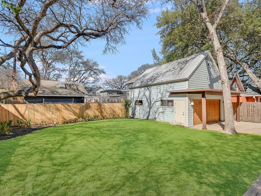 2704 Oakhurst Ave - Photo 18