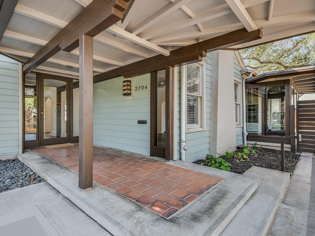 2704 Oakhurst Ave - Photo 1