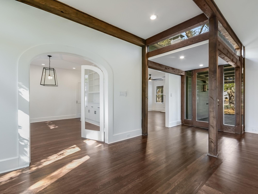 2704 Oakhurst Ave - Photo 2