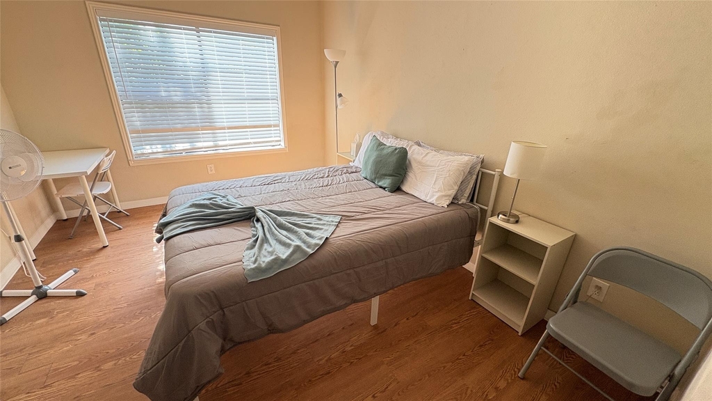 915 W 23rd St - Photo 4