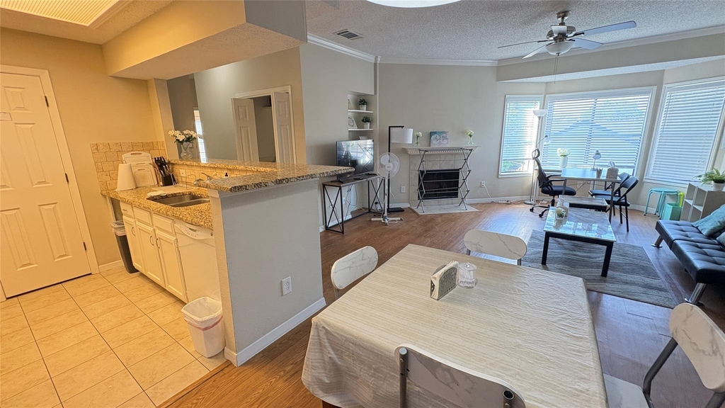 915 W 23rd St - Photo 1