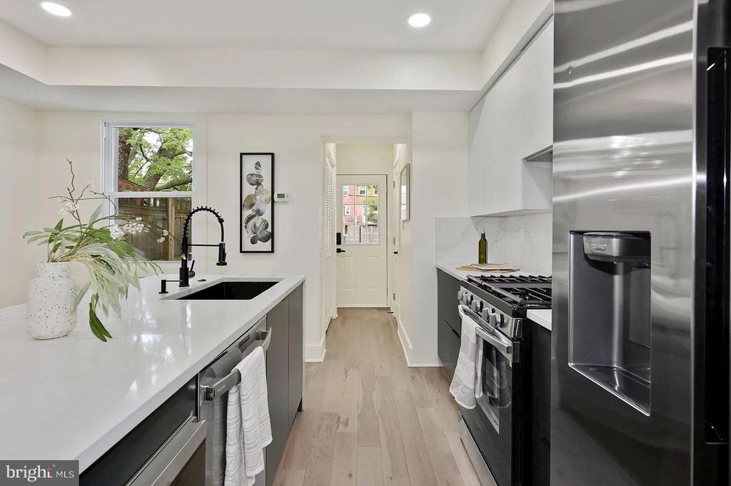 420 20th Street Ne - Photo 2
