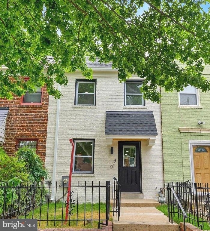 420 20th Street Ne - Photo 1