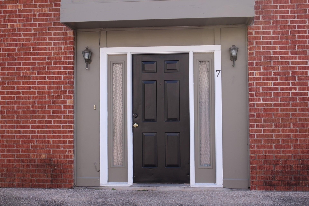 1221 W Hopkins St - Photo 0