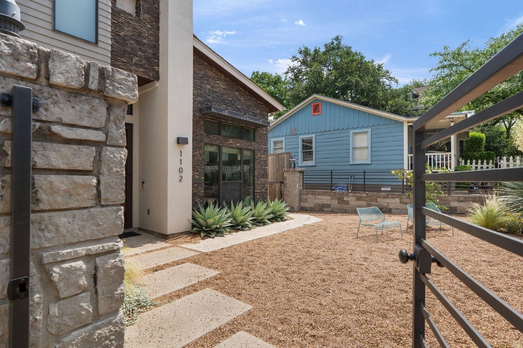 1102 W Monroe St - Photo 2