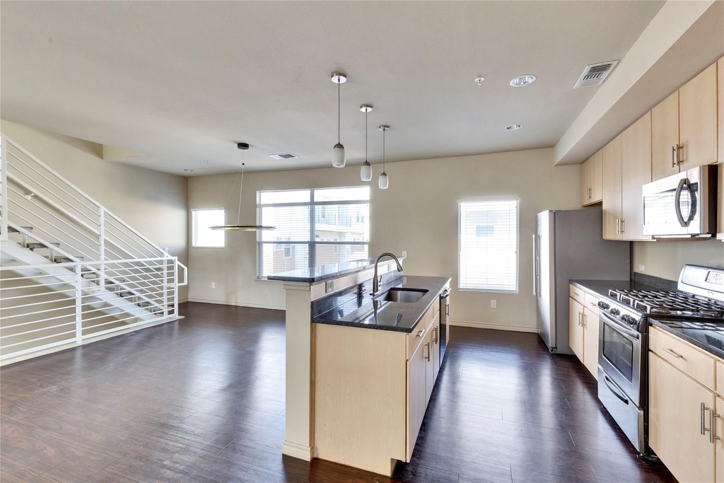 2606 Wilson St - Photo 2