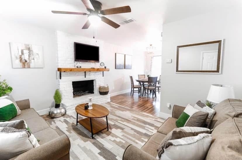 200 Laurel Dr - Photo 1