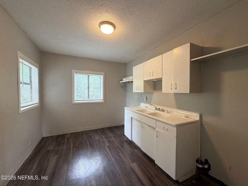 814 E 60th Street - Photo 3
