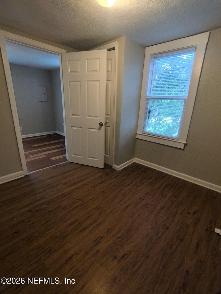 1551 W 33rd Street - Photo 4
