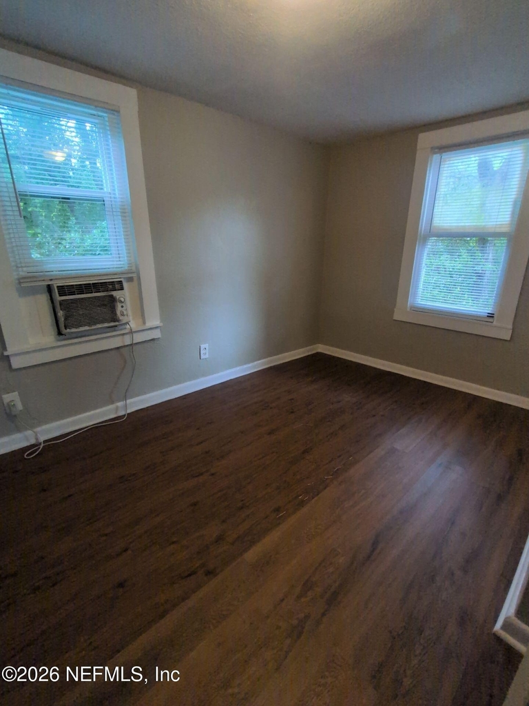 1551 W 33rd Street - Photo 3
