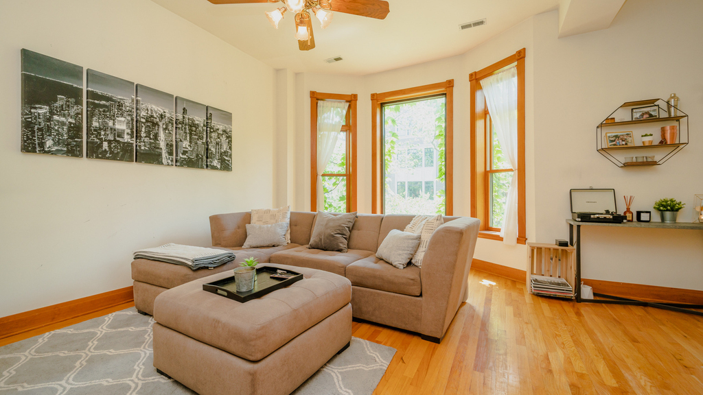 622 W Briar Place - Photo 2