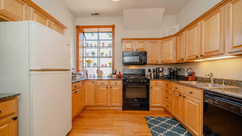 622 W Briar Place - Photo 5