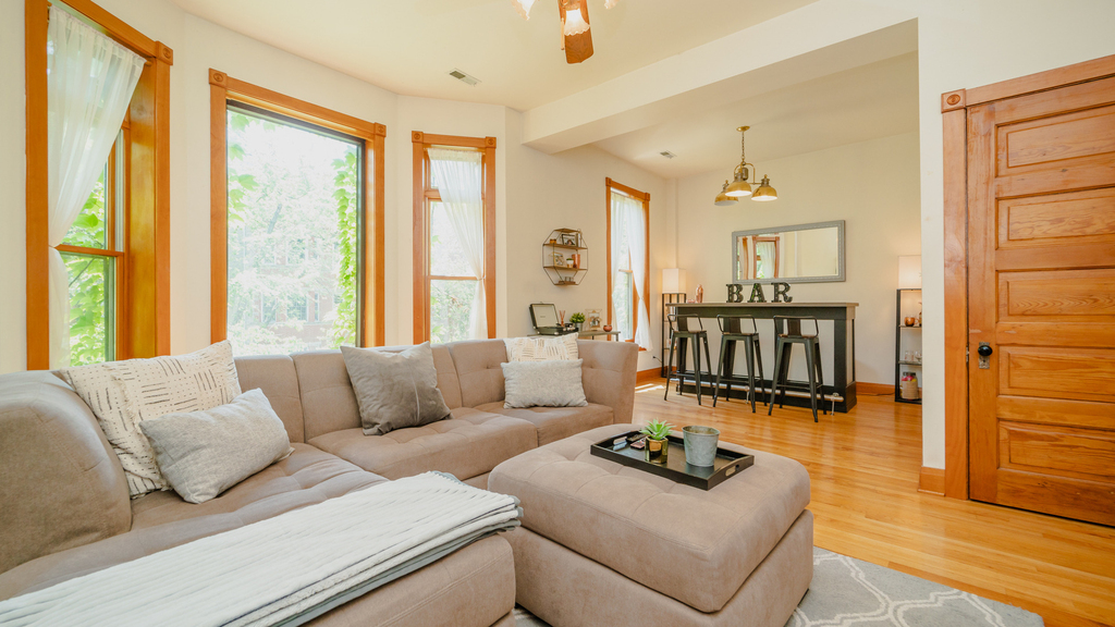 622 W Briar Place - Photo 1