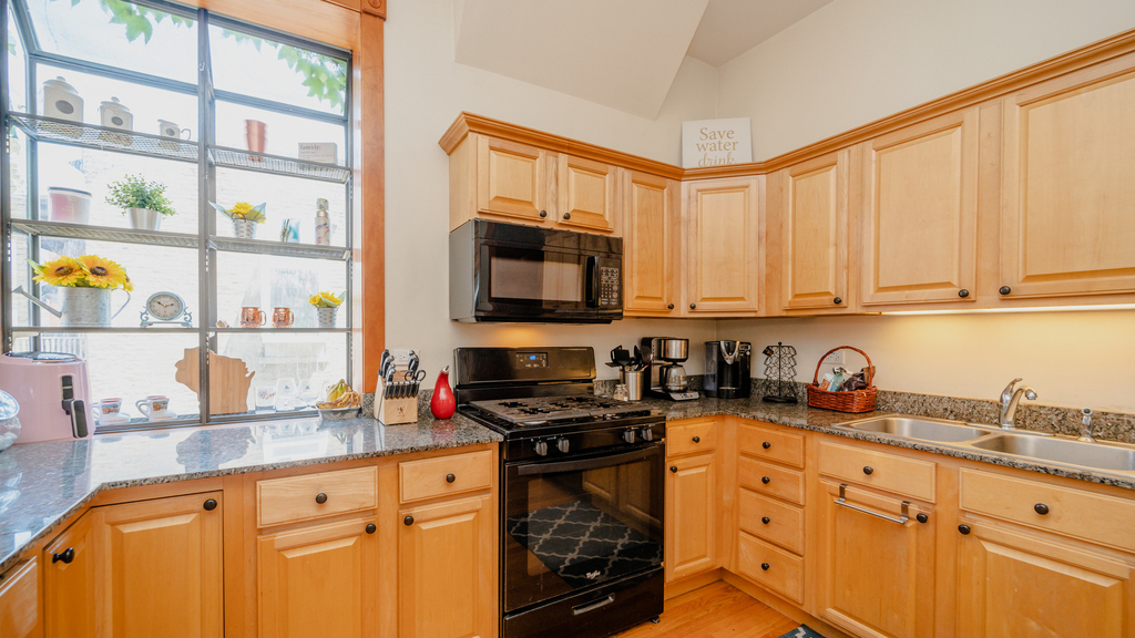 622 W Briar Place - Photo 4