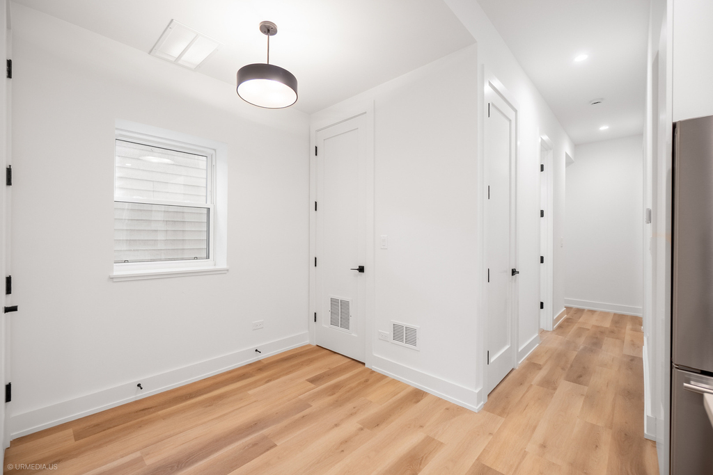 2113 N Kenmore Avenue - Photo 10