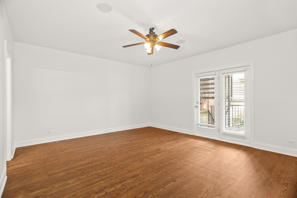 3928 N Greenview Avenue - Photo 12