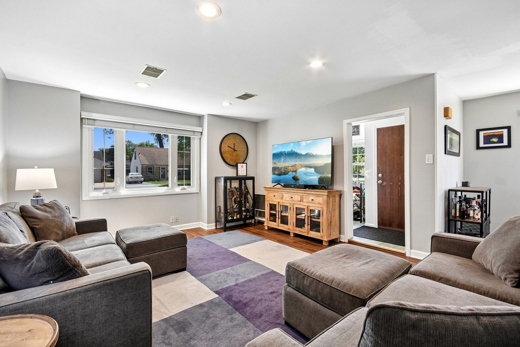 728 N Kennicott Avenue - Photo 1
