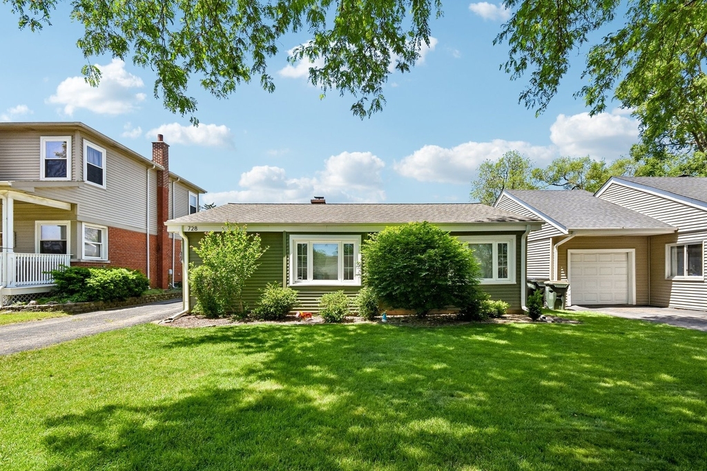728 N Kennicott Avenue - Photo 0