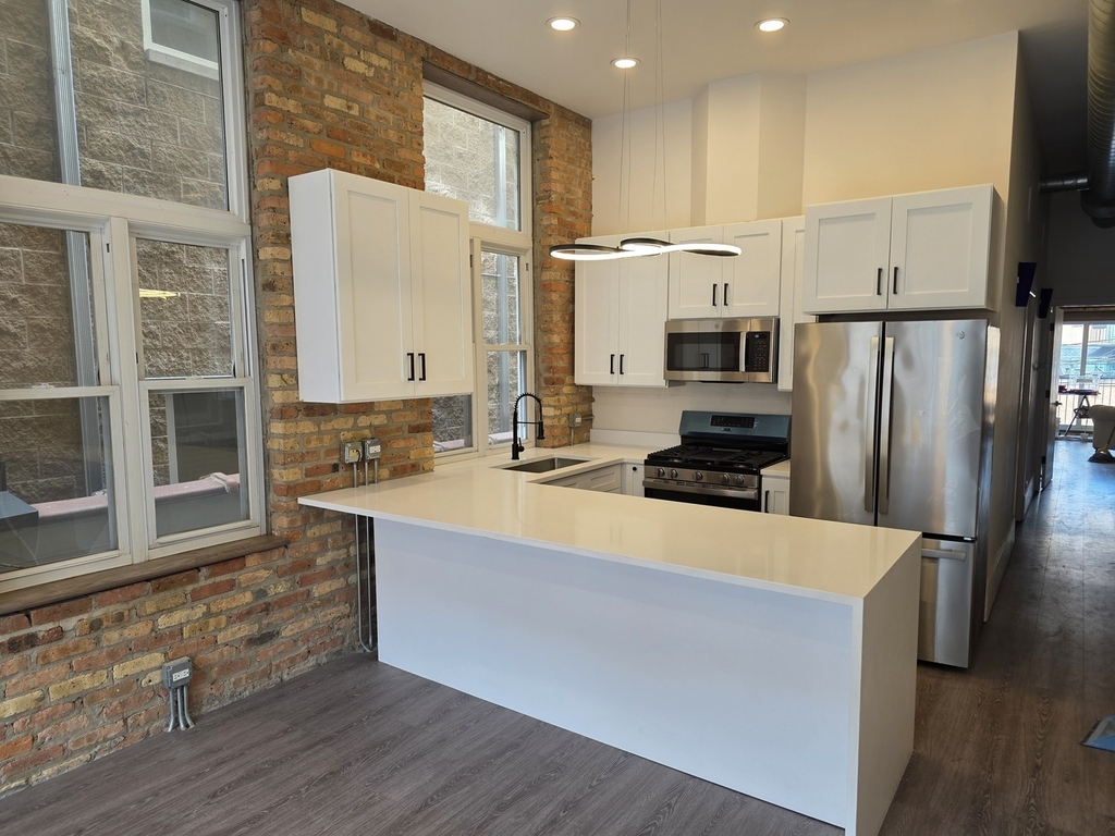 1547 N Milwaukee Avenue - Photo 2