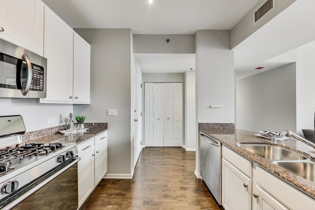 400 W Ontario Street - Photo 5