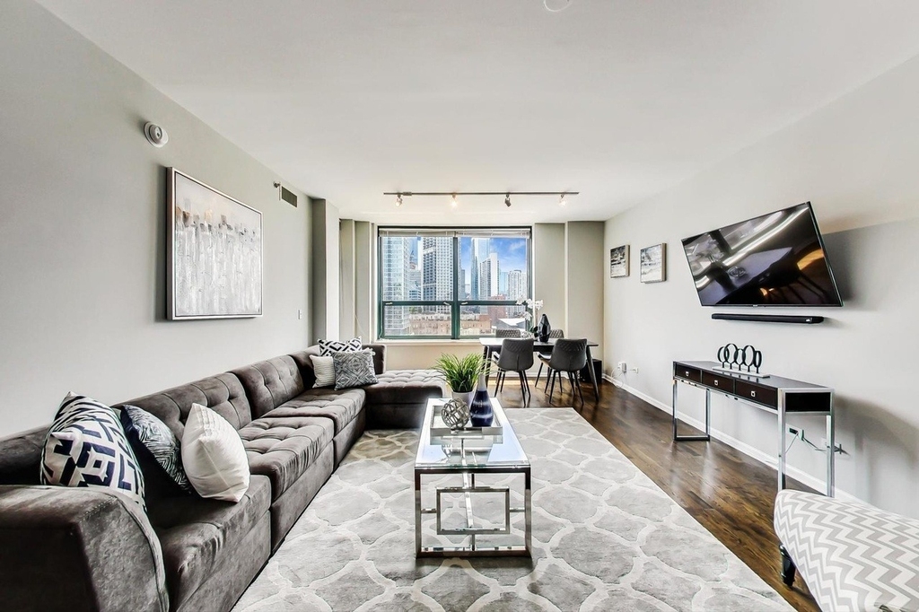 400 W Ontario Street - Photo 2