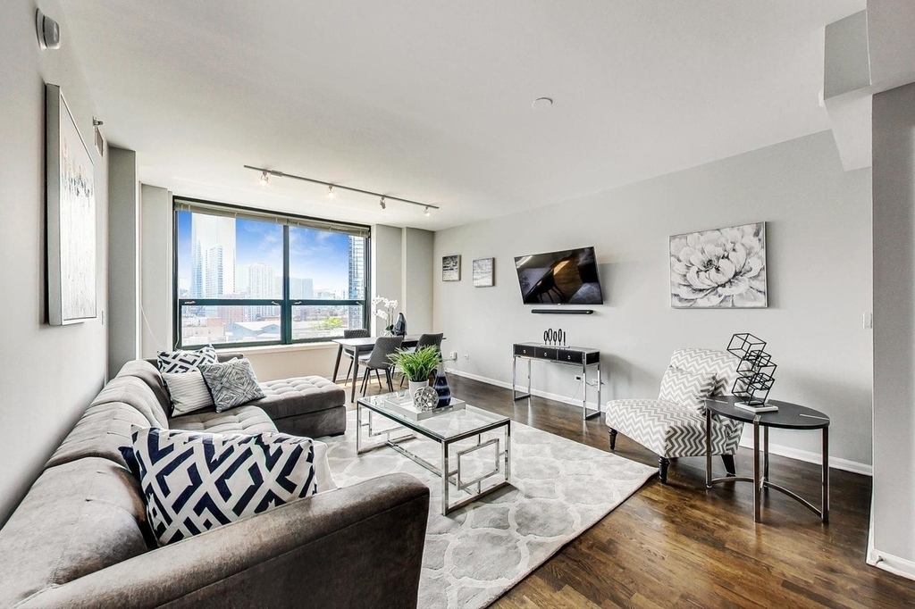 400 W Ontario Street - Photo 1