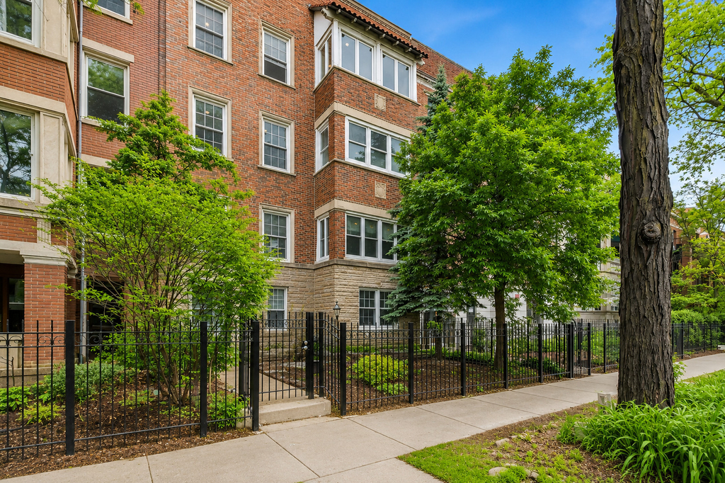 6914 N Sheridan Road - Photo 0