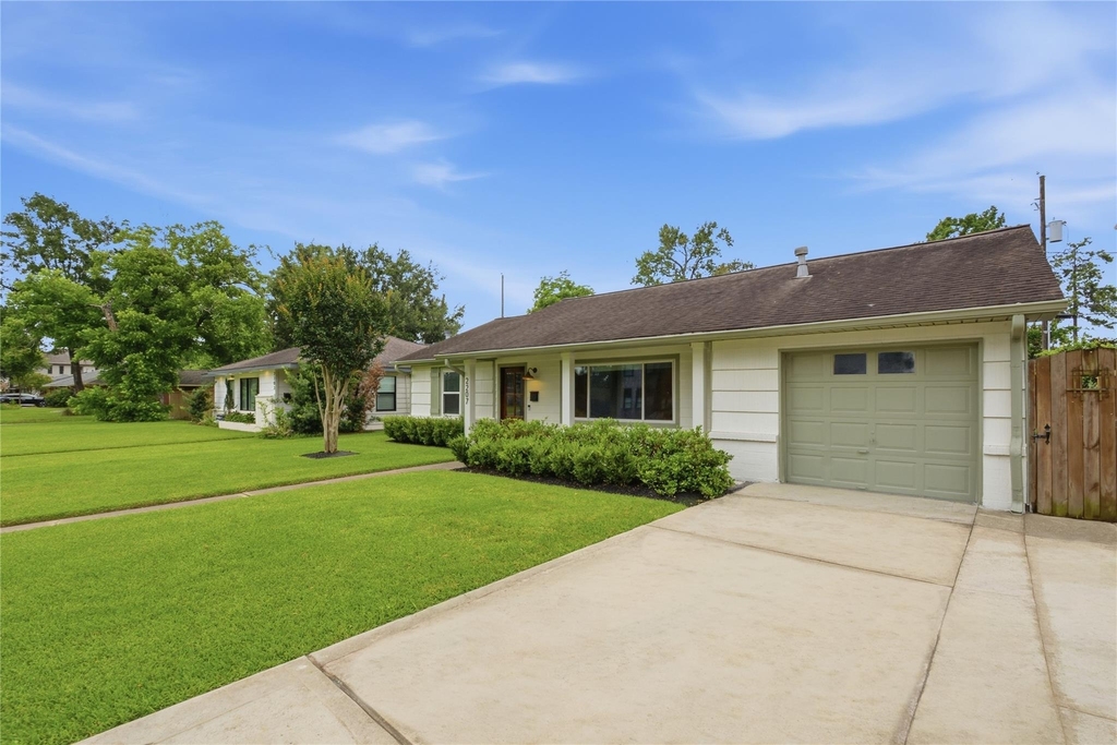2207 Saxon Drive - Photo 2