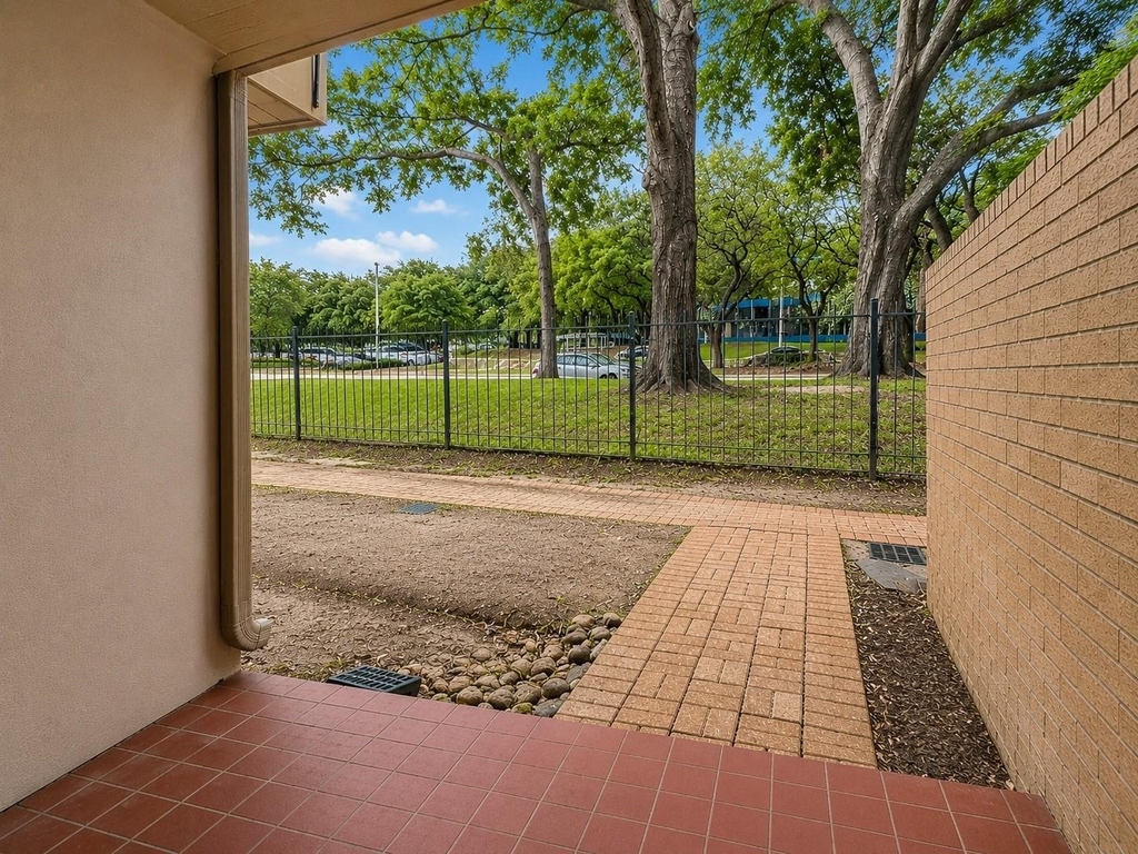 10811 Richmond Avenue - Photo 0