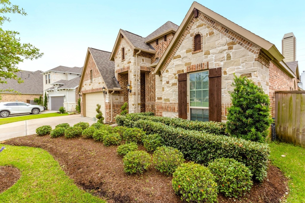 6122 Garden Lakes Lane - Photo 1