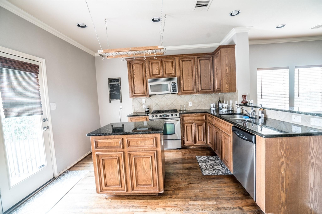 548 W 27th Street - Photo 7