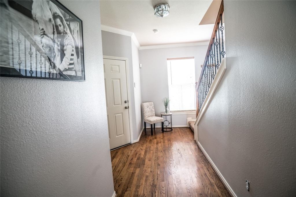 548 W 27th Street - Photo 4