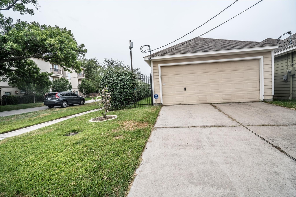 548 W 27th Street - Photo 2