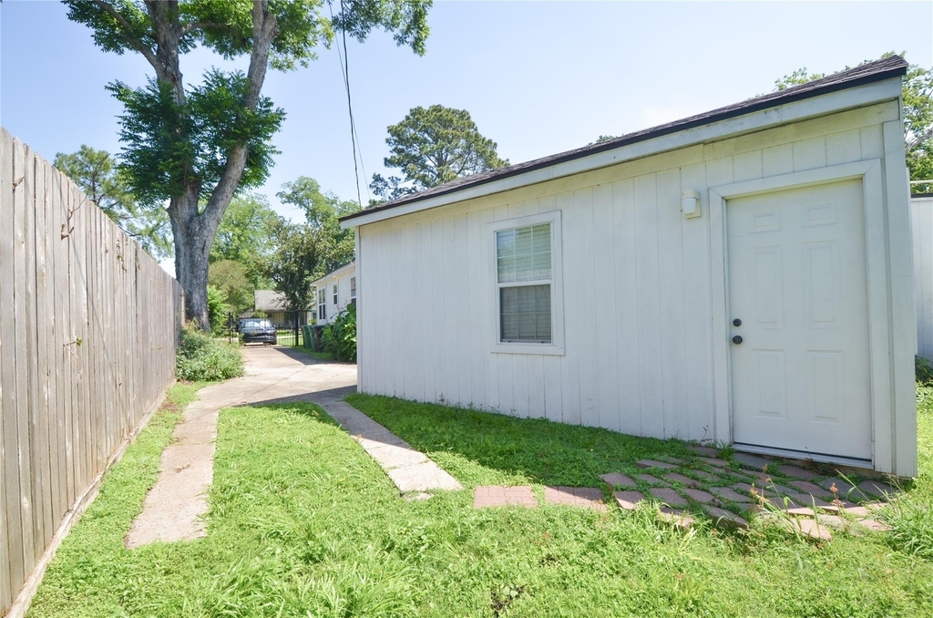 219 W 30th Street - Photo 27
