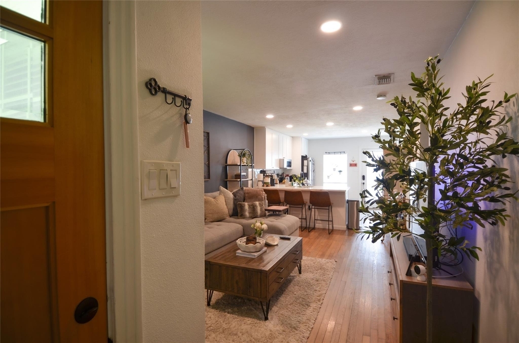 219 W 30th Street - Photo 3
