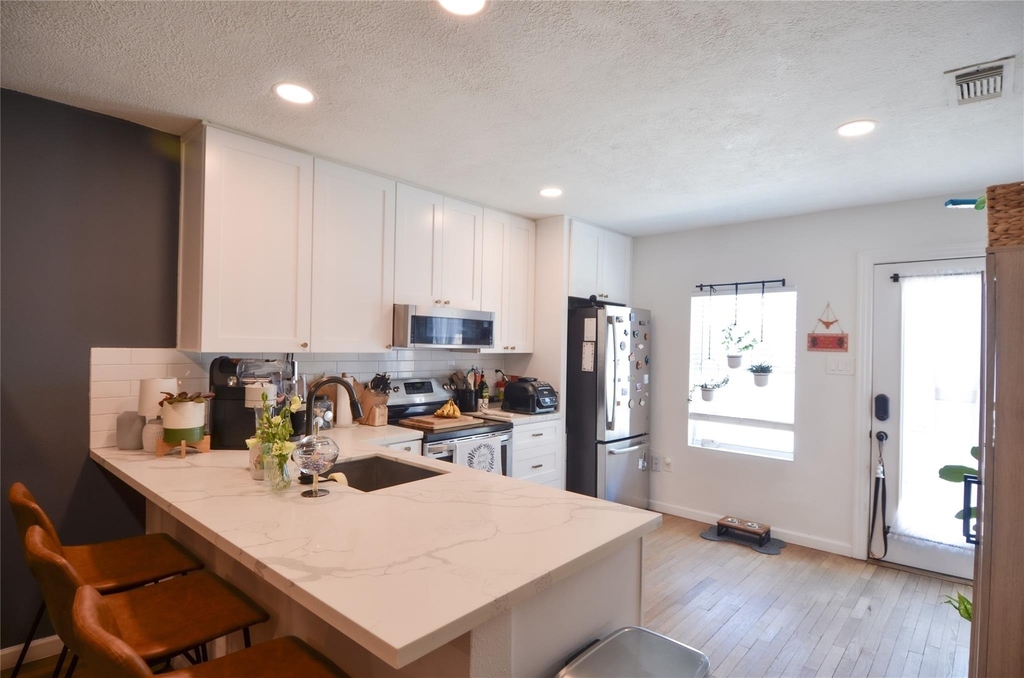 219 W 30th Street - Photo 8