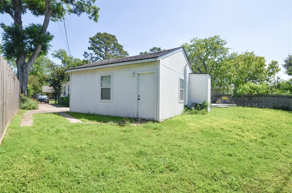 219 W 30th Street - Photo 26