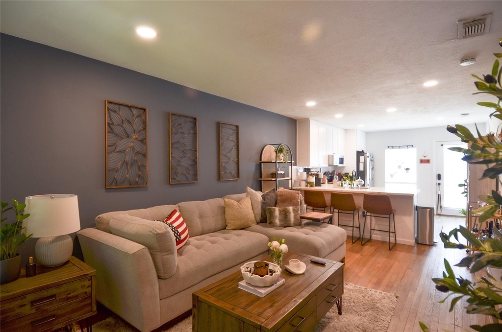 219 W 30th Street - Photo 5
