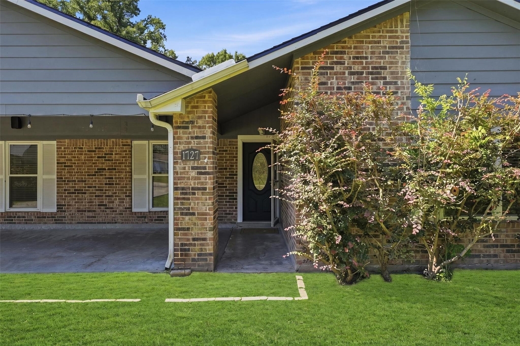 1727 Beckman Drive - Photo 2